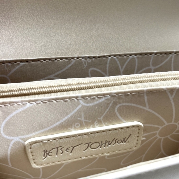 NEW Betsey Johnson Gummy Bear Crossbody Handbag - Picture 6 of 7